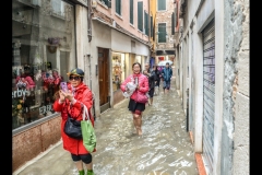 HOLIDAY-MAKERS-BRAVE-VENETIAN-FLOODS-by-Glynn-Rhodes